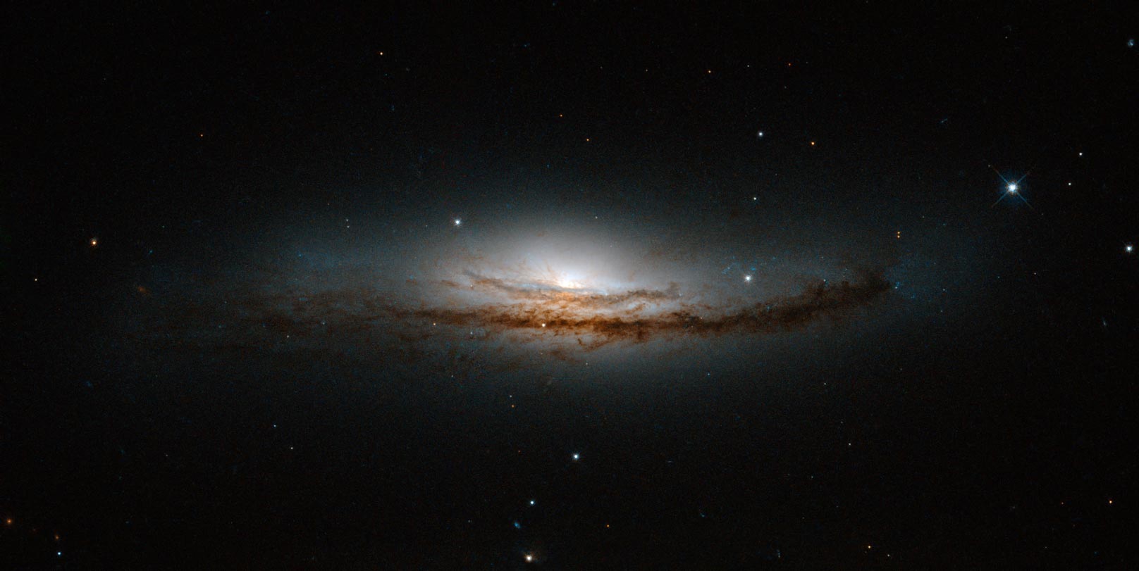 NGC 5793 is a Seyfert galaxy. These galaxies have incredibly luminous centres that are thought to be caused by hungry supermassive black holes — black holes that can be billions of times the size of the Sun — that pull in and devour gas and dust from their surroundings.
